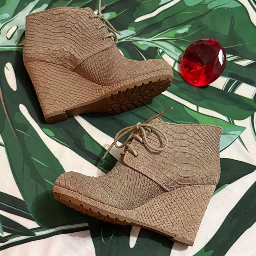 Rosegold Shoes Textured Brown Wedges